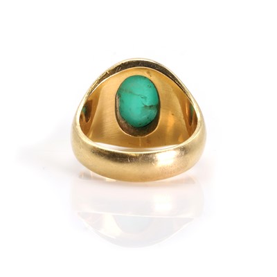 Lot 191 - A cabochon emerald single stone ring