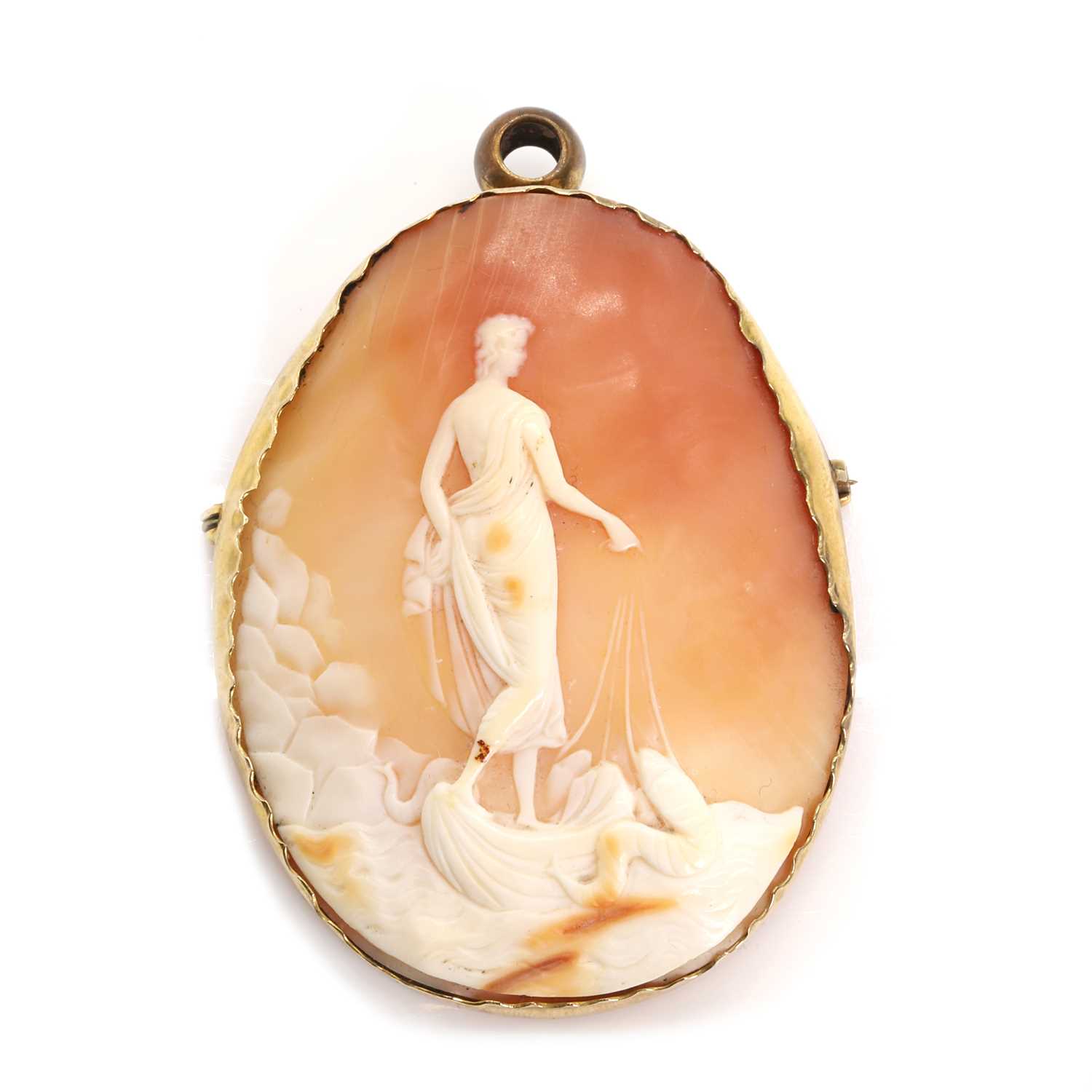 Lot 222 - A large shell cameo brooch