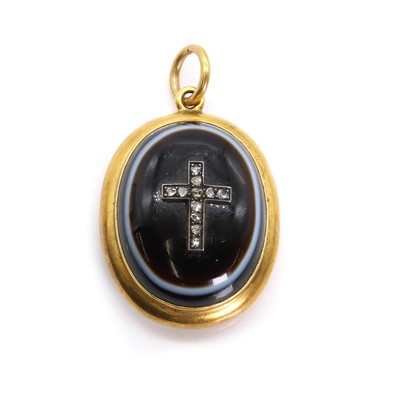 Lot 26 - A Victorian agate and diamond locket pendant