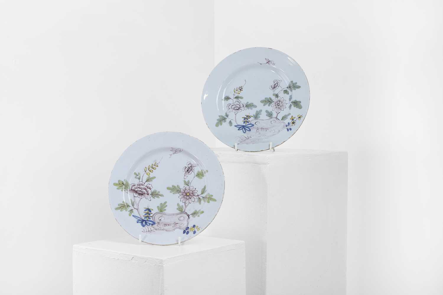 Lot 285 - A pair of Liverpool delft plates