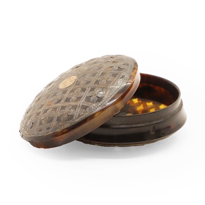 Lot 140 - A silver and tortoiseshell snuff box