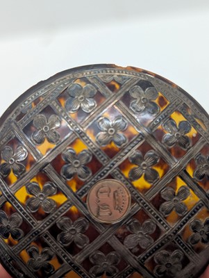 Lot 140 - A silver and tortoiseshell snuff box