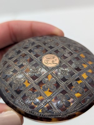 Lot 140 - A silver and tortoiseshell snuff box