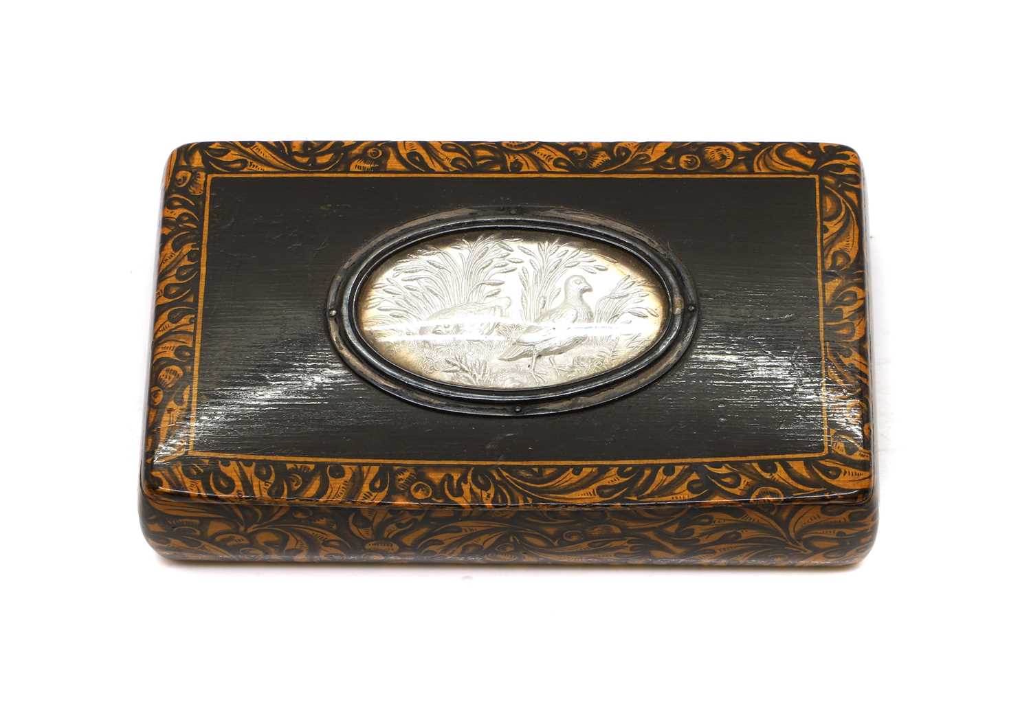 Lot 122 - A sycamore snuff box