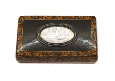 Lot 122 - A sycamore snuff box