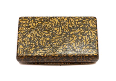 Lot 122 - A sycamore snuff box