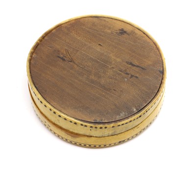 Lot 139 - A horn and wood snuff box