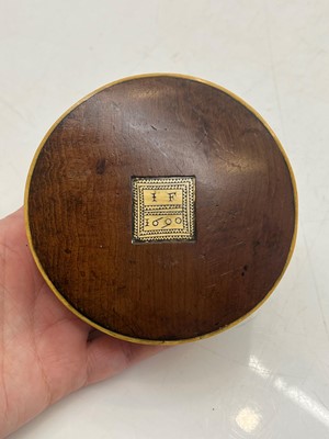 Lot 139 - A horn and wood snuff box