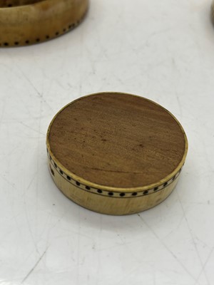 Lot 139 - A horn and wood snuff box