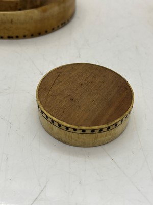 Lot 139 - A horn and wood snuff box