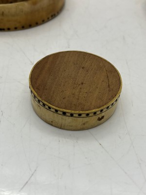 Lot 139 - A horn and wood snuff box