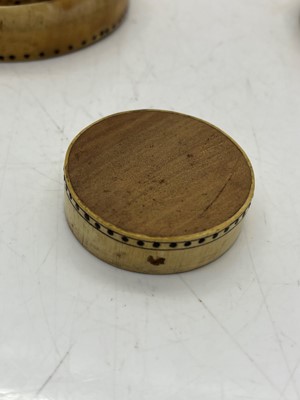 Lot 139 - A horn and wood snuff box