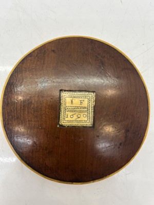 Lot 139 - A horn and wood snuff box