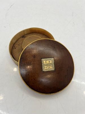 Lot 139 - A horn and wood snuff box