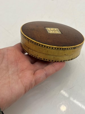 Lot 139 - A horn and wood snuff box