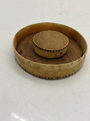 Lot 139 - A horn and wood snuff box