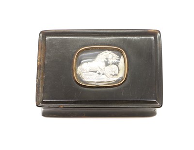 Lot 112 - A horn snuff box