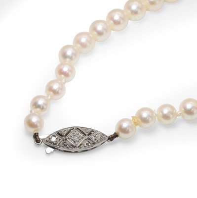 Lot 134 - A graduated cultured pearl necklace with a diamond set clasp