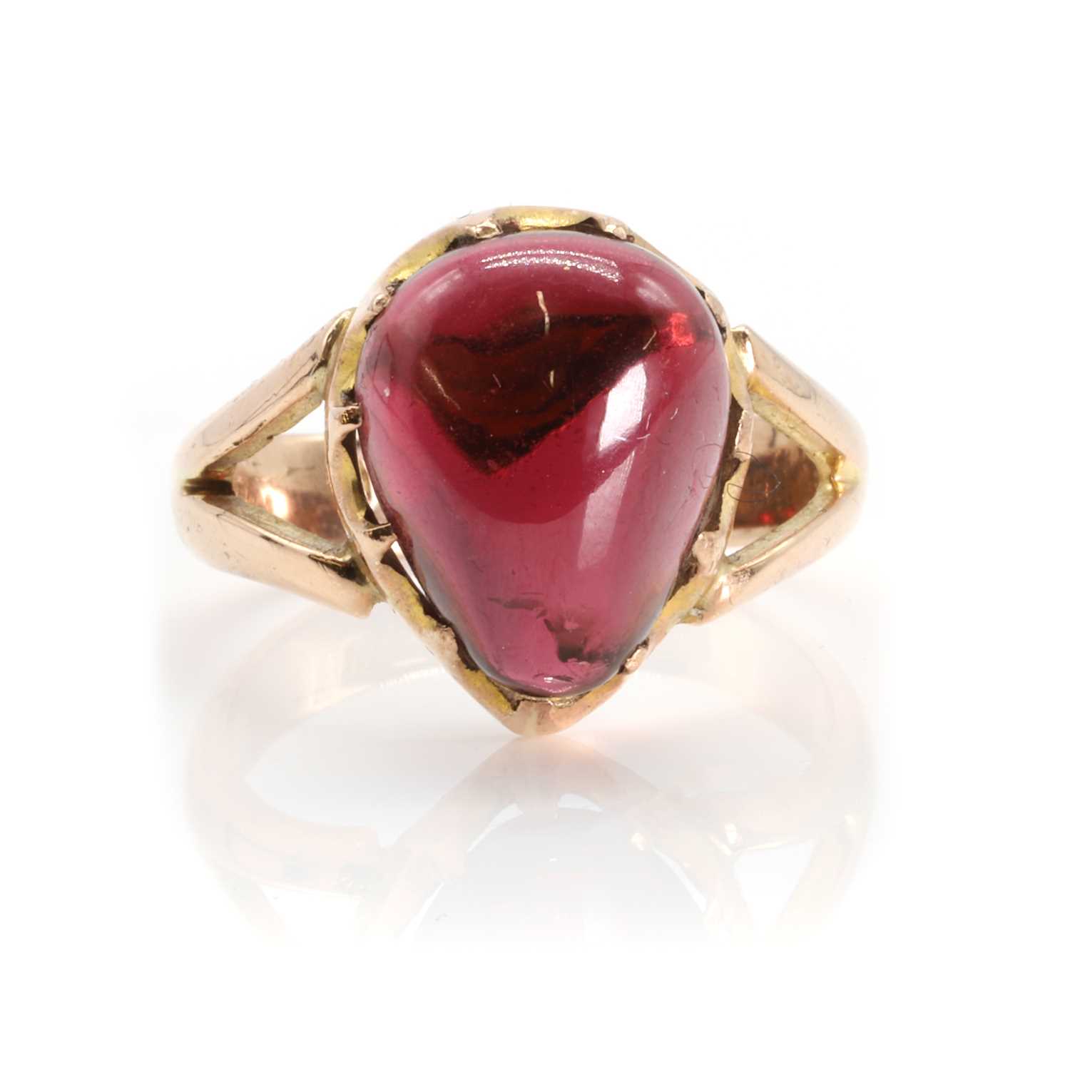 Lot 49 - An Edwardian 9ct gold garnet ring