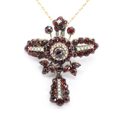 Lot 30 - A Bohemian garnet and split pearl cross pendant and a gold chain