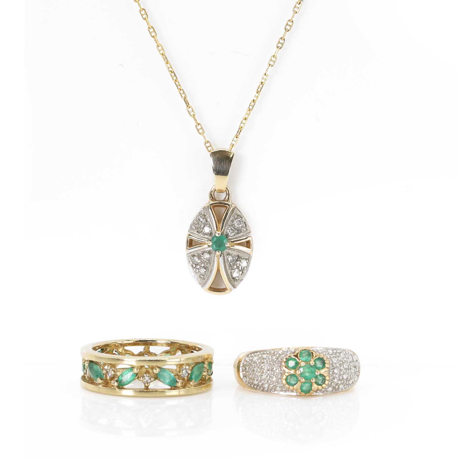 Lot 215 - A small group of 9ct gold emerald set jewellery