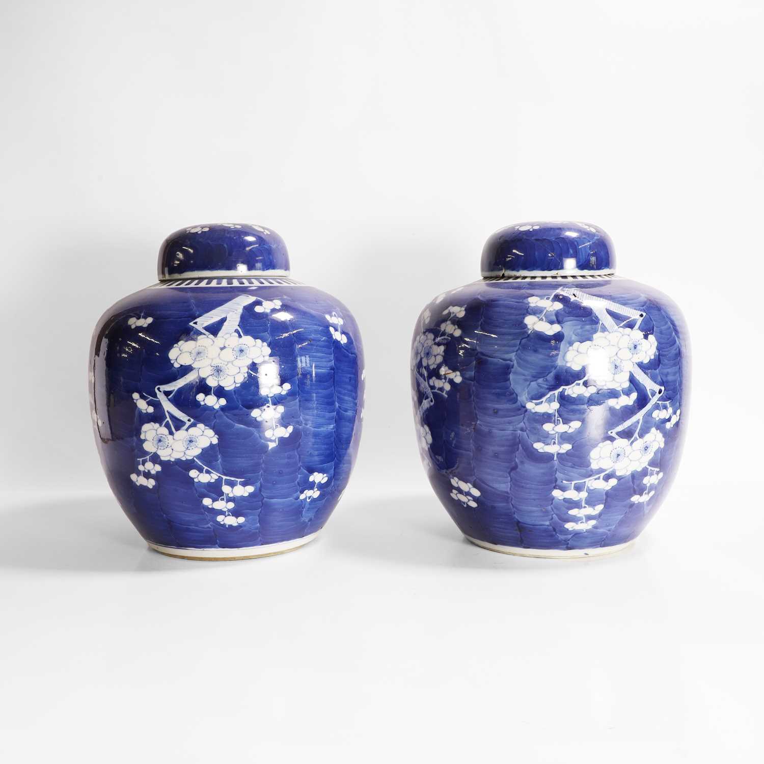 Lot 557 - A pair of Chinese blue and white jars and covers