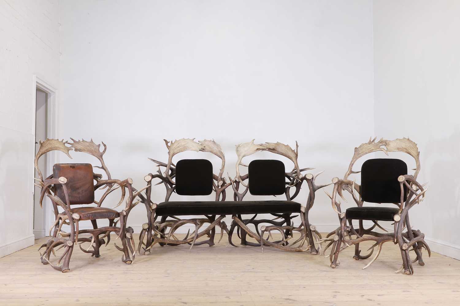 Lot 574 - An antler suite