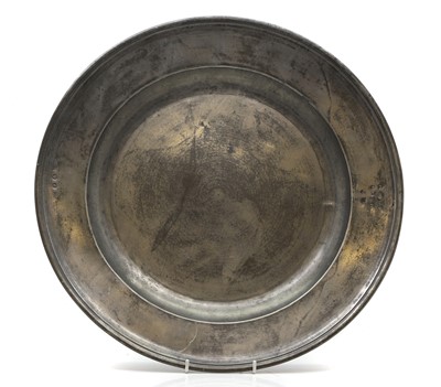 Lot 424 - An English pewter charger