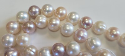 Lot 205 - A multi coloured freshwater pearl necklace
