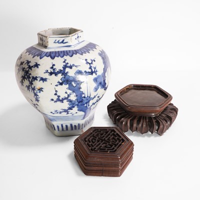 Lot 275 - A Chinese blue and white vase
