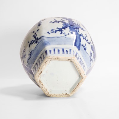 Lot 275 - A Chinese blue and white vase