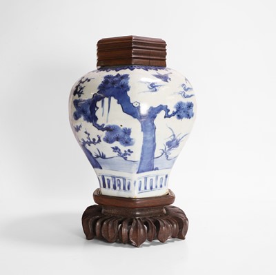 Lot 275 - A Chinese blue and white vase