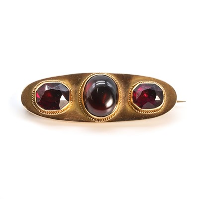 Lot 25 - A Victorian garnet three stone brooch