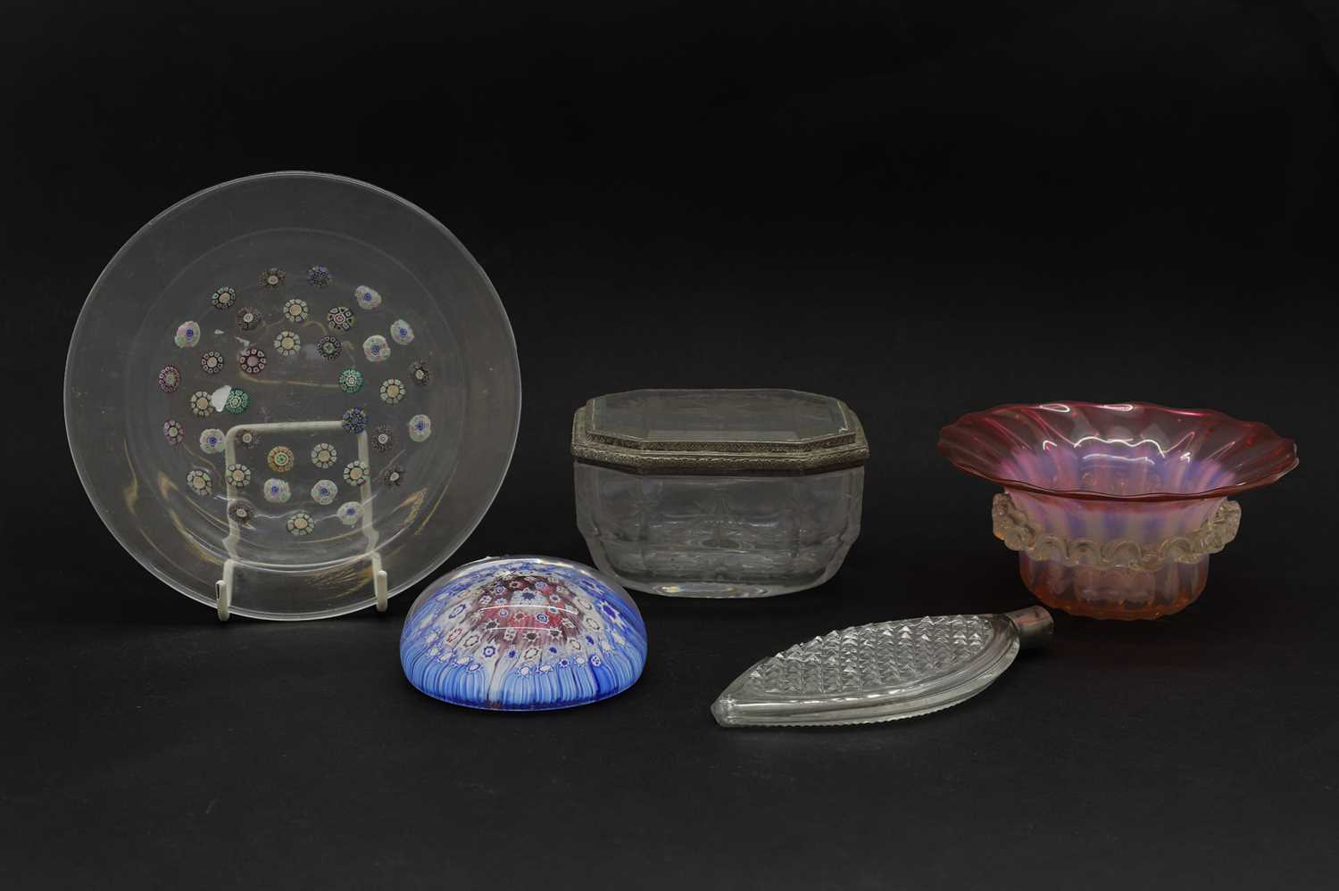Lot 259 - A collection of glass items