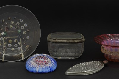 Lot 259 - A collection of glass items