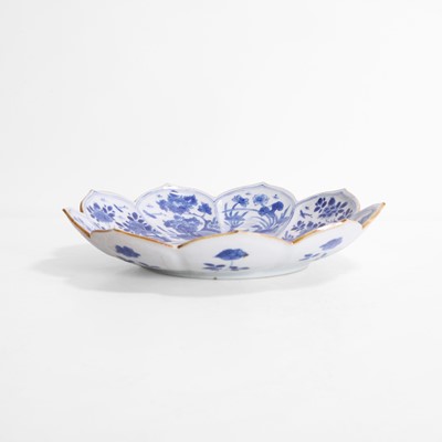 Lot 606 - A Chinese blue and white plate
