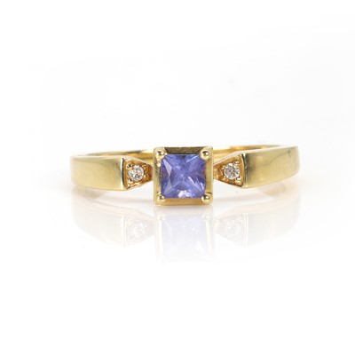 Lot 147 - A tanzanite and diamond ring