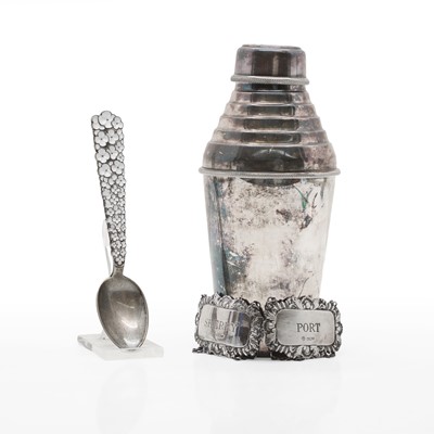 Lot 25 - An Art Deco silver-plated cocktail shaker