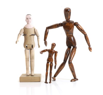 Lot 314 - A carved wooden doll