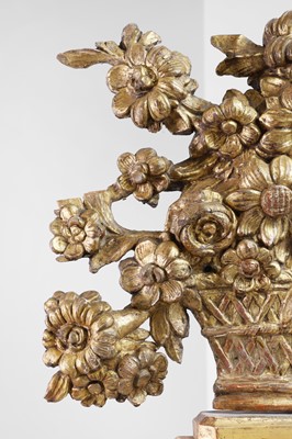 Lot 1 - A carved giltwood cresting