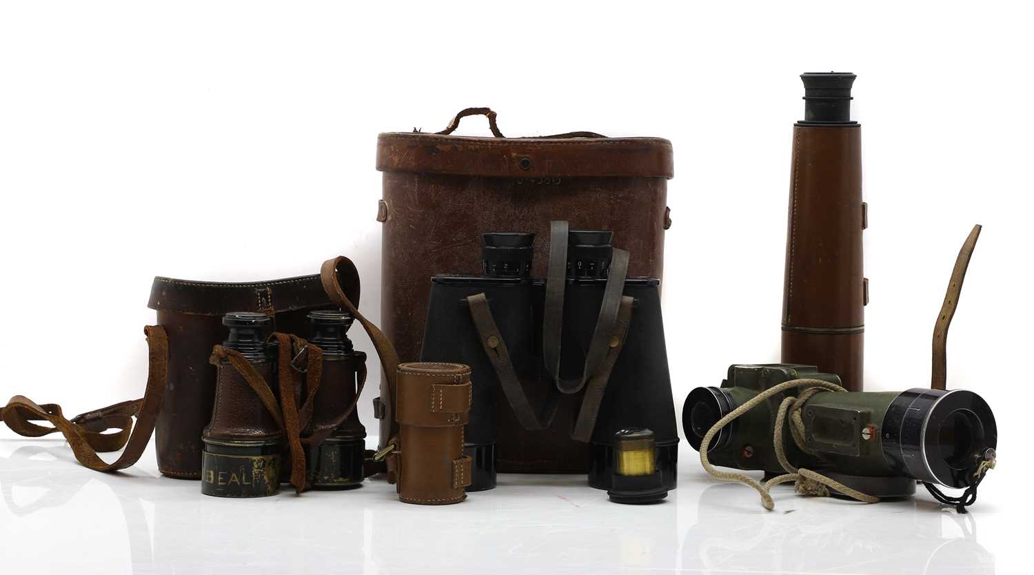 Lot 485 - A WW2 three drawer telescope