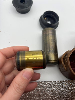 Lot 485 - A WW2 three drawer telescope