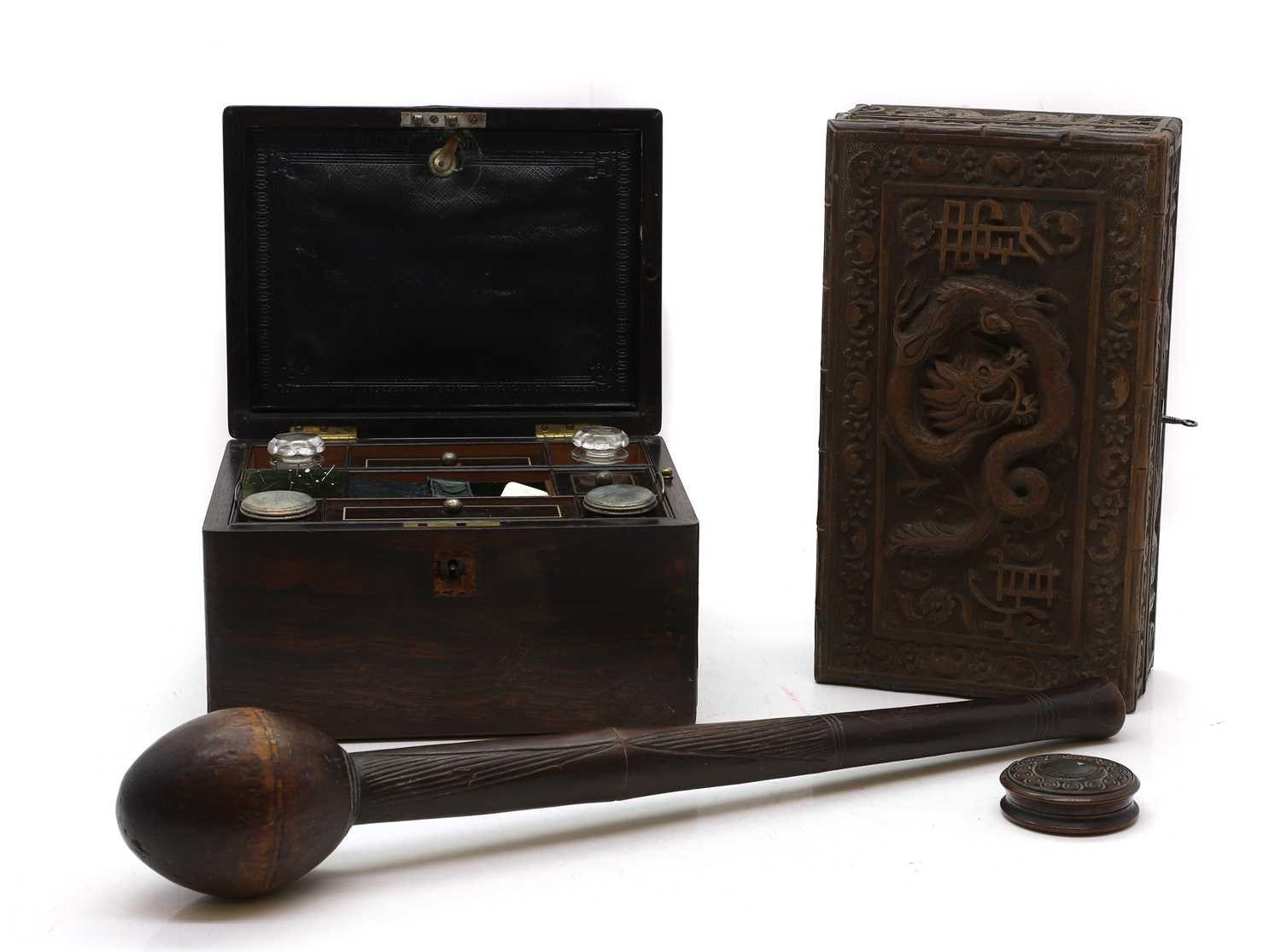 Lot 477 - A gentlemans rosewood travelling box