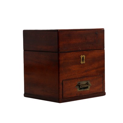 Lot 396 - An apothecary box