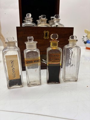 Lot 396 - An apothecary box