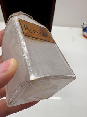 Lot 396 - An apothecary box