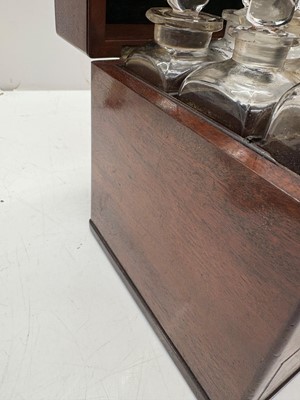 Lot 396 - An apothecary box