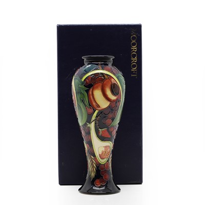 Lot 285 - A Moorcroft pottery 'Queen's Choice' pattern vase
