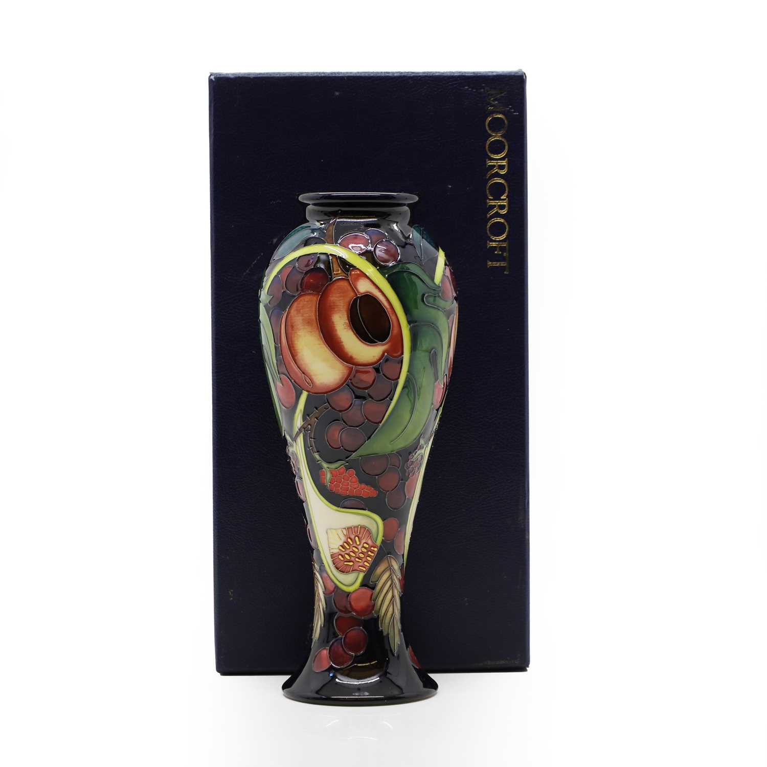 Lot 285 - A Moorcroft pottery 'Queen's Choice' pattern vase
