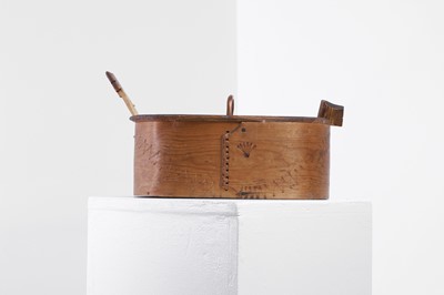 Lot 512 - A bentwood tine box and cover